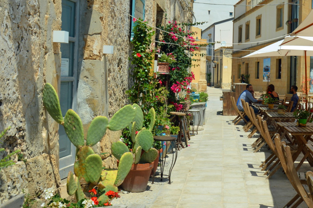 Malerische Altstadtgasse in Sizilien